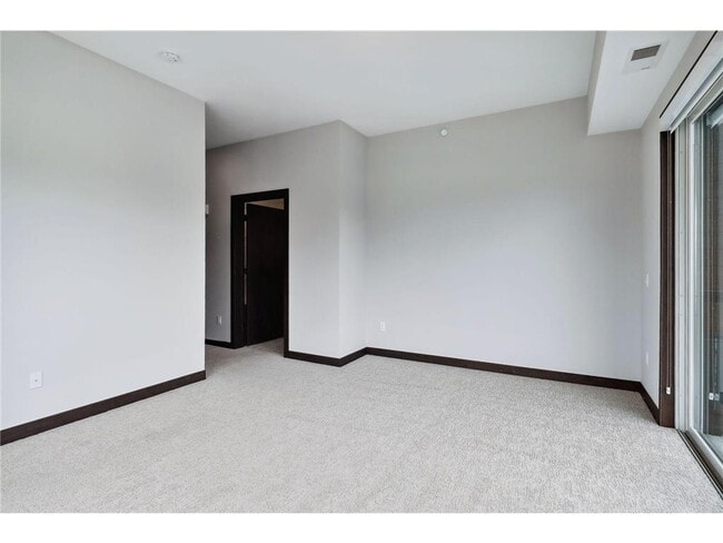 Building Photo - 253 Lake St E