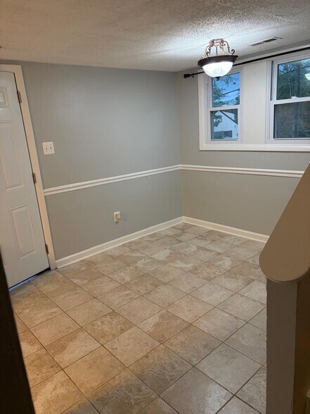 Building Photo - 13430 Pinetree Dr