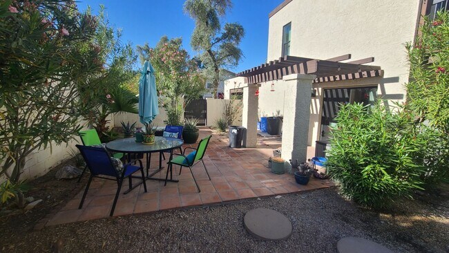Building Photo - Pointe South Mountain 2-bedroom condo, gat...