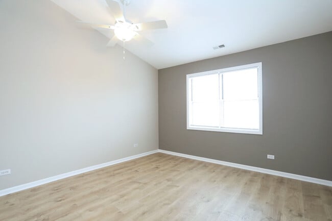 Building Photo - 573 W Parkside Dr