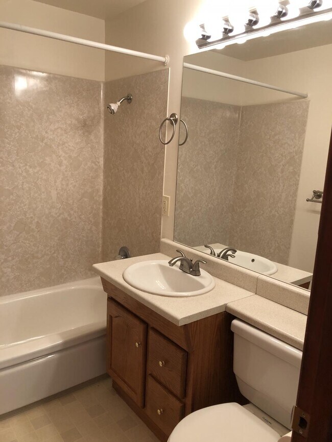 Building Photo - Laurel Apartments - 2 bedrooms