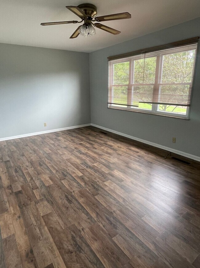 Building Photo - Knoxville 37923 - 2 bedroom, 1 bath home - Contact Lisa Vineyard or Shannon Russell at (865)216-9334