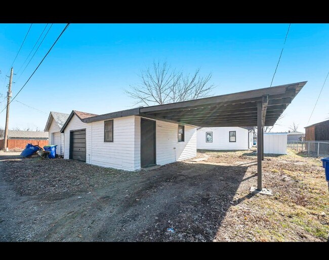 Building Photo - 405 Newton St