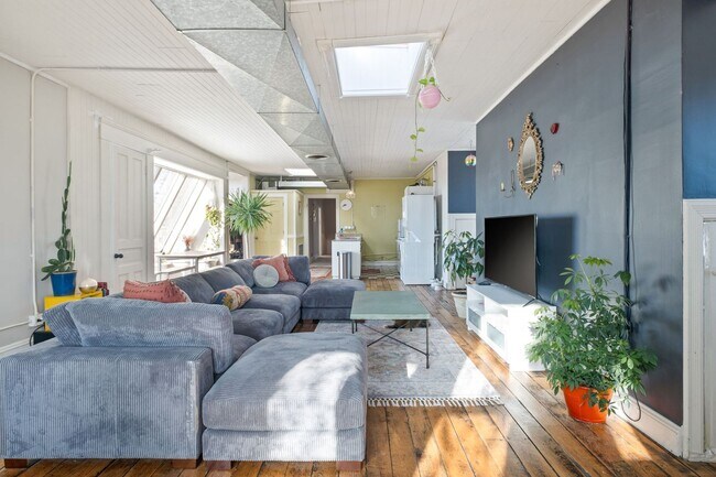 Building Photo - 223 Bates Ave