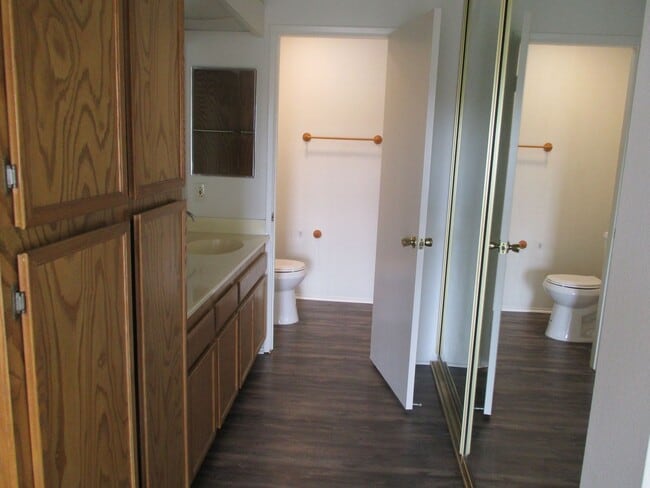 Building Photo - 2 bedroom, 2 bath 3rd floor condo