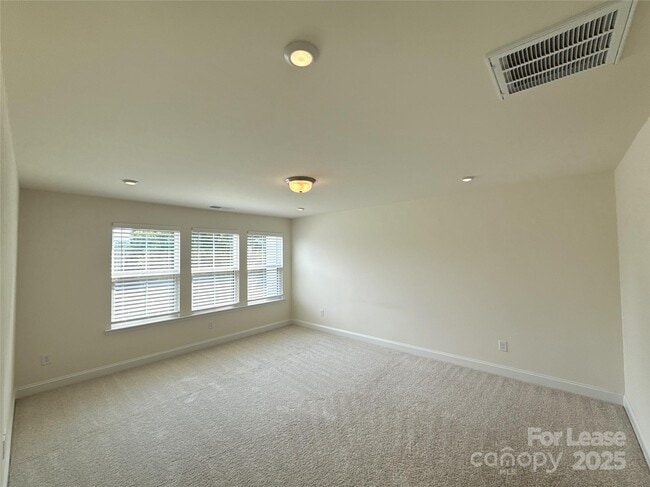 Building Photo - 6032 Mariemont Cir