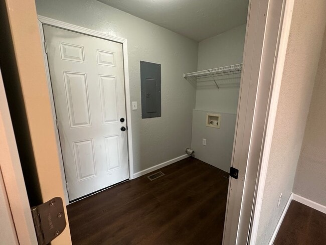 Building Photo - 2 Bedroom, 1 Bathroom Newly Remodeled Duplex