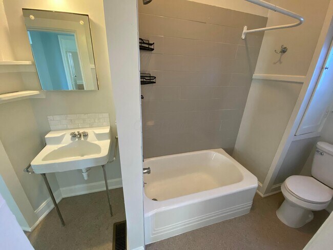 Building Photo - 102 N Washington St