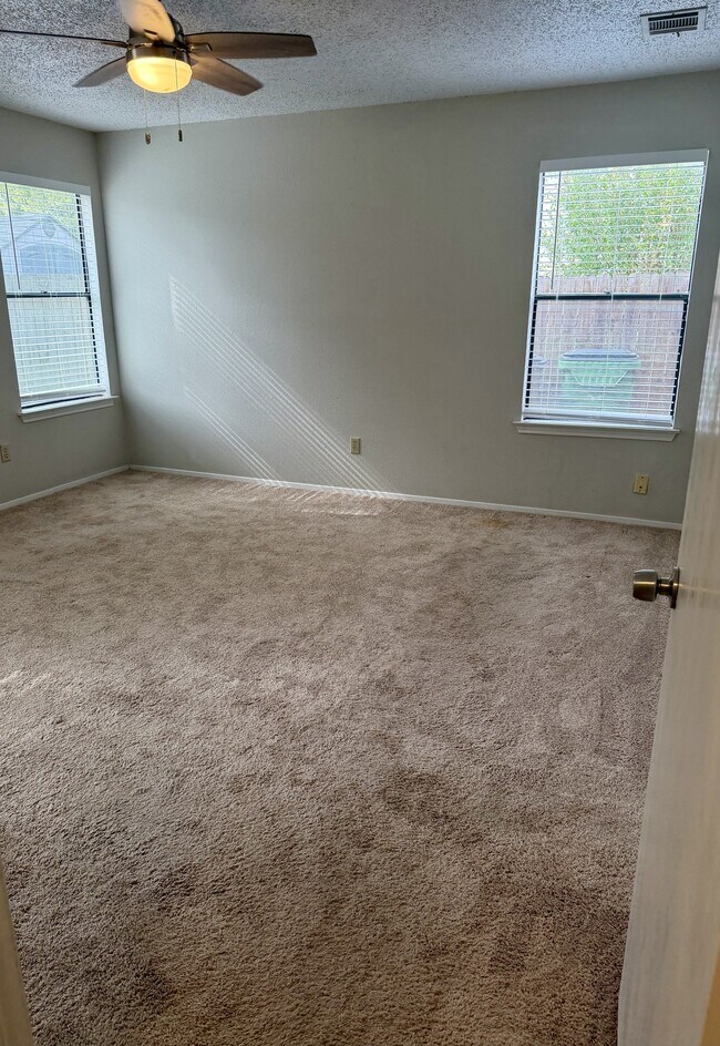 Building Photo - 1707 Honeysuckle Ln