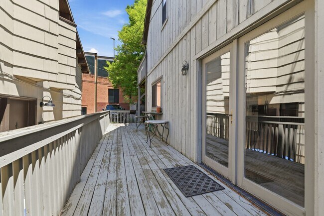 Building Photo - 717 Copeland St