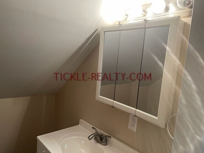 Building Photo - 2-4 Whalin Street