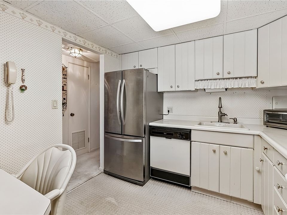 Building Photo - 900 Washington Rd