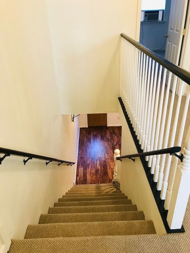 Building Photo - 2 Bed 2.5 Bath row house located just a short distance from RFK stadium in NE Washington, DC.