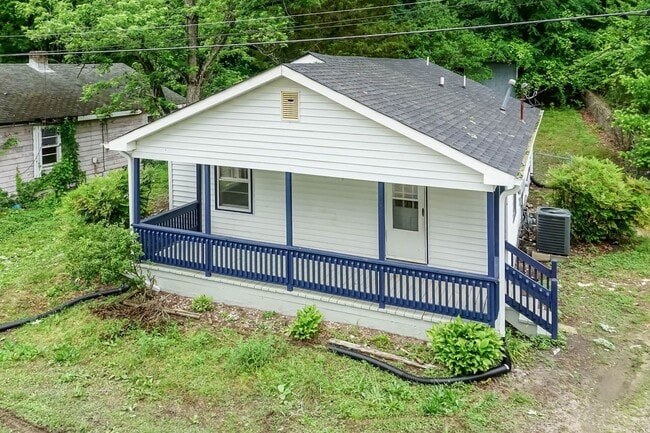 Building Photo - Three Bedroom Home!