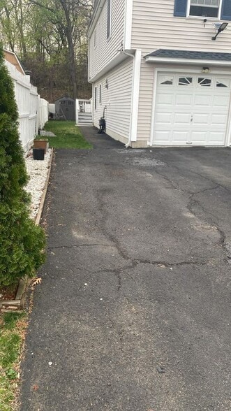 Building Photo - 845 Hart St