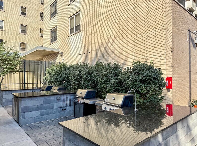 Building Photo - 3950 N Lake Shore Dr