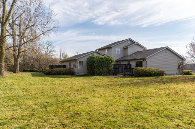 Building Photo - 2521 Woodmeadow Dr SE
