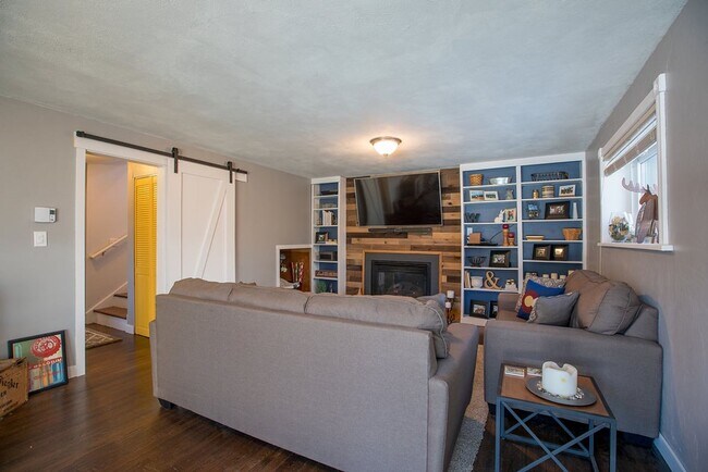 Building Photo - Charming 3-Bedroom Home on a Spacious Corn...