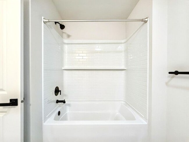 Building Photo - Charming 3-Bedroom Townhome with Modern Am...
