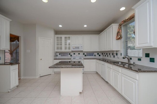 Building Photo - 23826 River Pl Dr