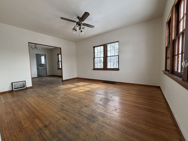 Building Photo - 2 Bedroom House for Rent