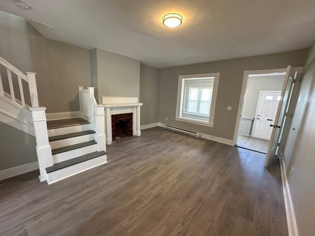 Building Photo - Discover the charm of this spacious 3-bedr...