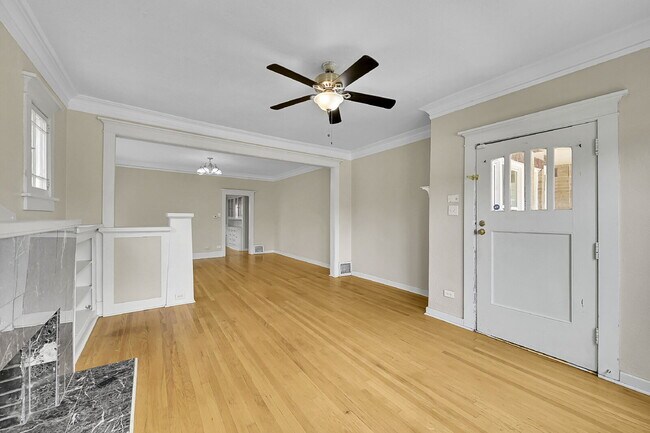 Building Photo - $3,250.00, 4 bed, 3 bed, located in Denver...