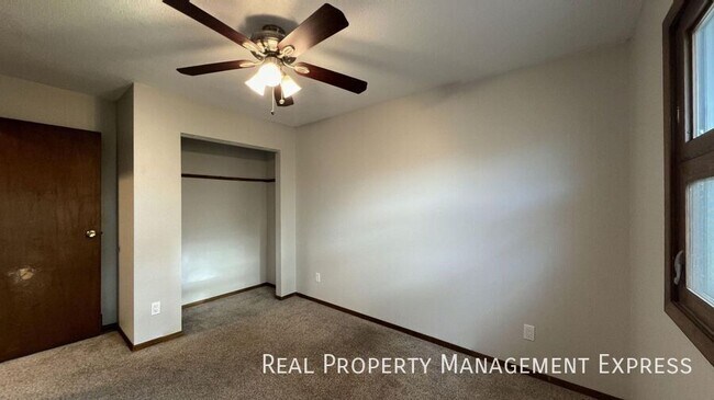 Building Photo - 4 bed 2 bath home with attached garage!