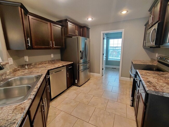 Building Photo - Beautiful home close to post