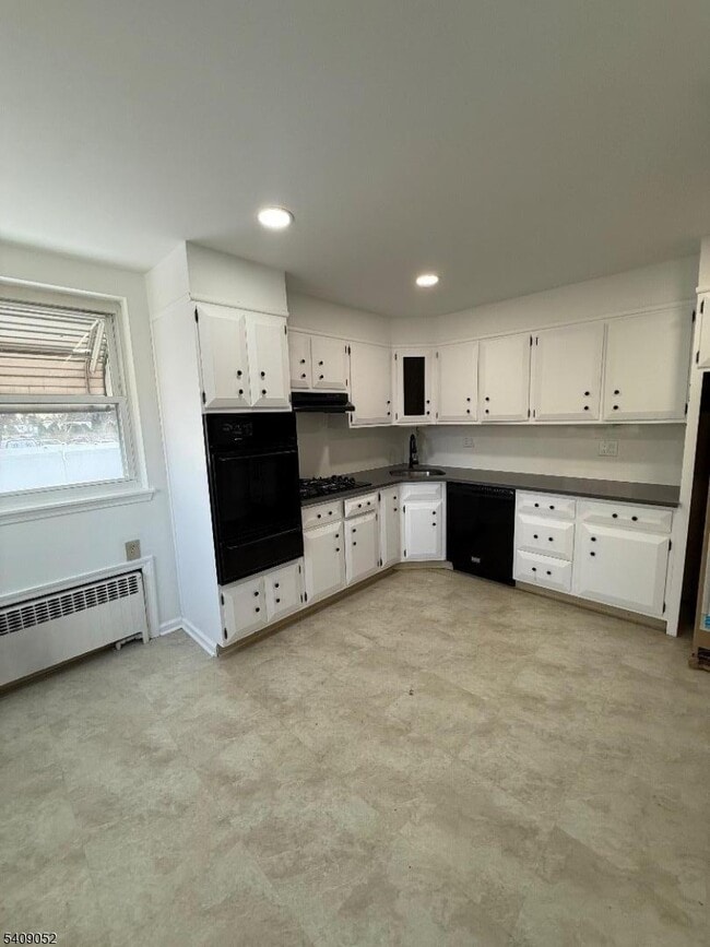 Building Photo - 98 Broughton Ave