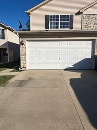 Building Photo - 716 Woodside Creek Dr