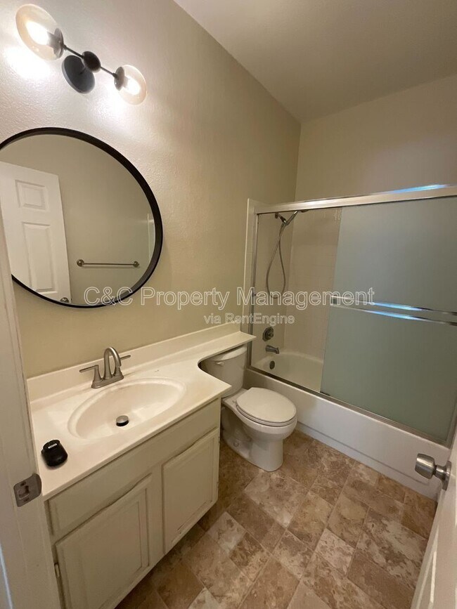 Building Photo - 37050 Meadowbrook Common