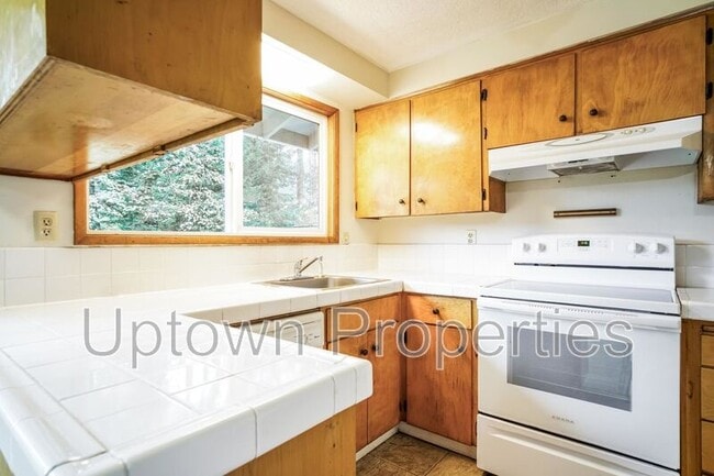 Building Photo - 9370 SW Killarney Ln