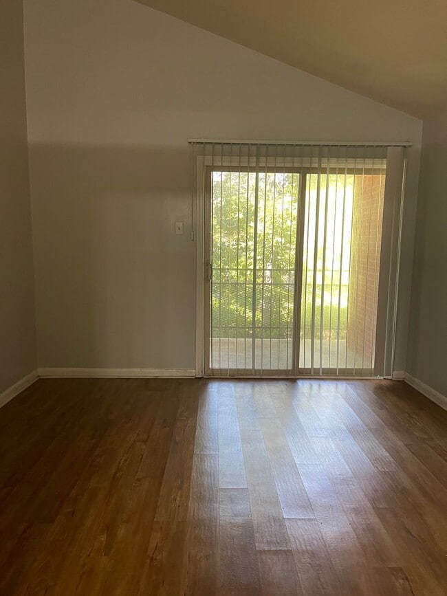 Building Photo - 1BR/1 BA + Bonus Room and balcony in Stadi...