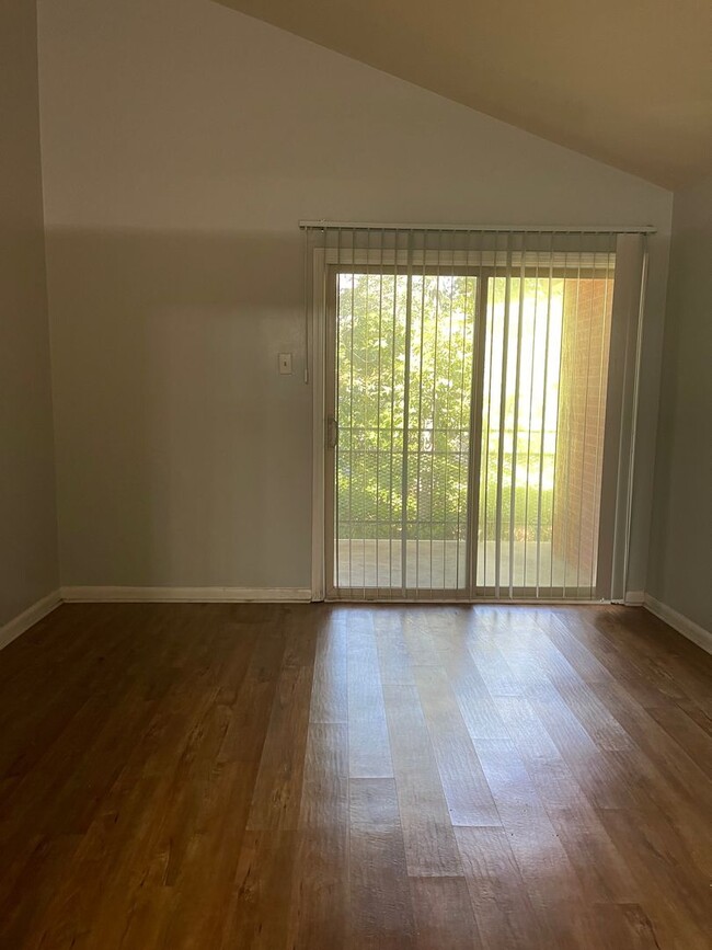 Building Photo - 1BR/1 BA/1 Bonus Room with balcony in Stad...