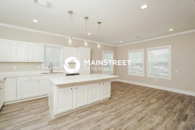 Building Photo - 4 Bedroom Pet-Friendly Home in San Antonio, TX with Main Street Renewal