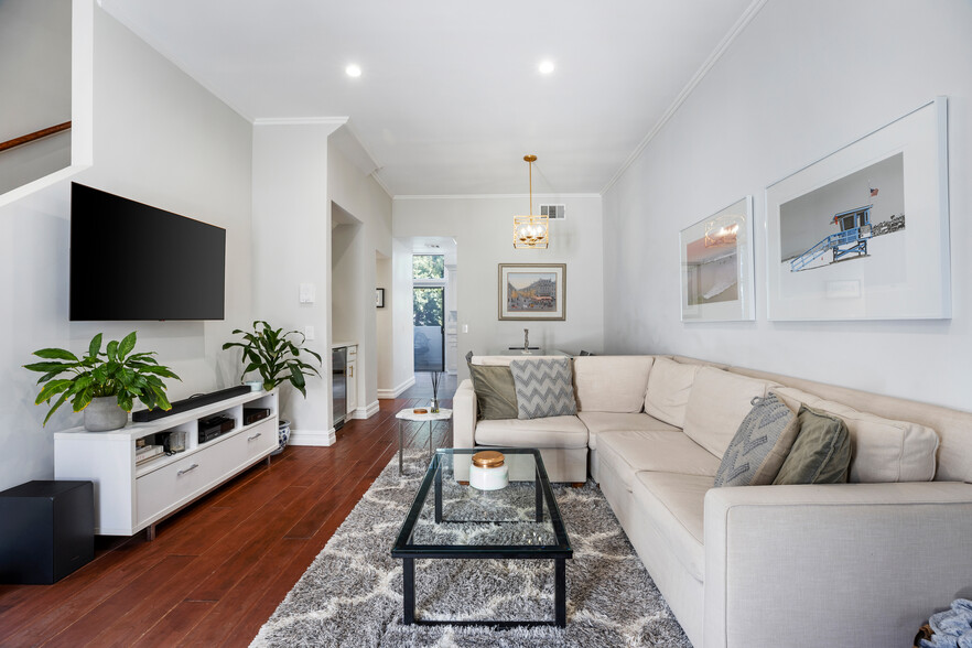Building Photo - 2560 S Centinela Ave