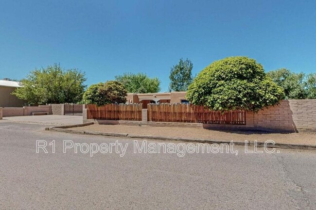 Building Photo - 501 Calle del la Angel