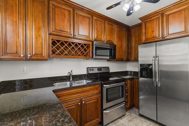 Building Photo - 202 Robinson St