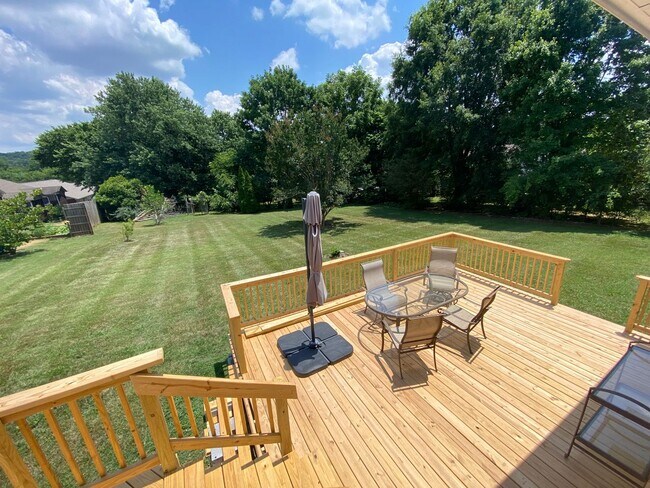 Building Photo - ***COMING SOON, JUNE 1ST*** 3 Bedroom 2 Bath house with attached garage, sun room, large back deck