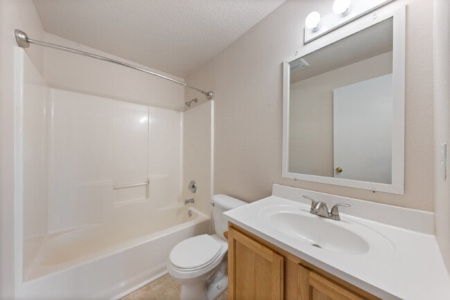 Building Photo - Spacious 3 bedroom Duplex