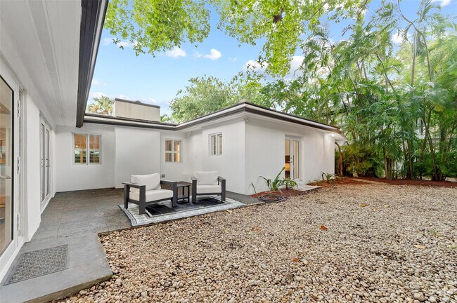 Building Photo - 1221 SW 18th St