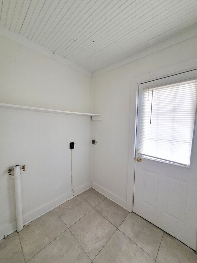 Building Photo - 369 Lincoln Ave