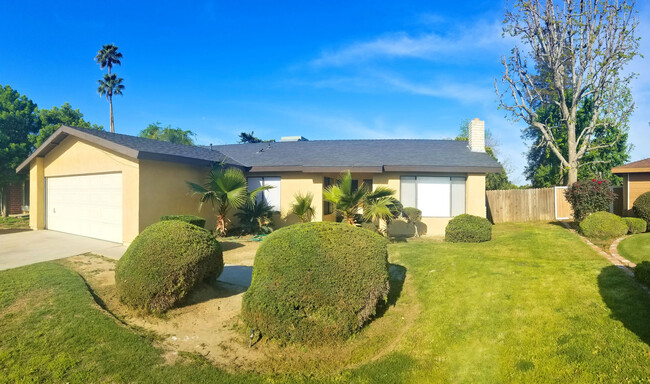 Primary Photo - Bright and Stylish Southwest Home with Pre...