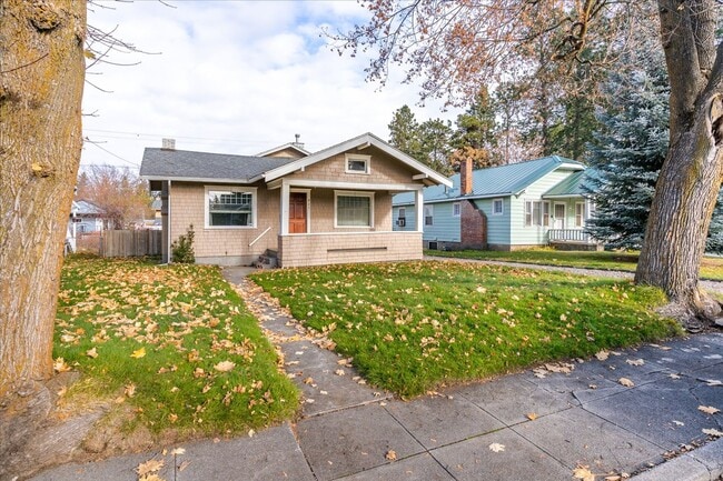 Building Photo - South Hill Charmer 3 bed, 1 bath available...
