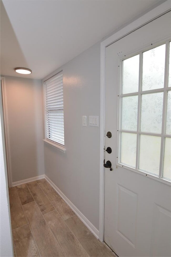 Building Photo - 8912 Circle Dr