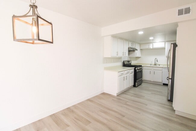 Building Photo - 2 Bed, 2 Bath Townhome in San Luis Obispo!