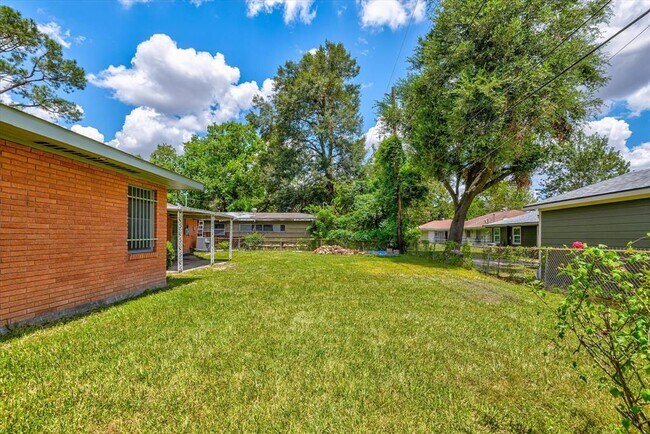 Building Photo - 5611 Milart St