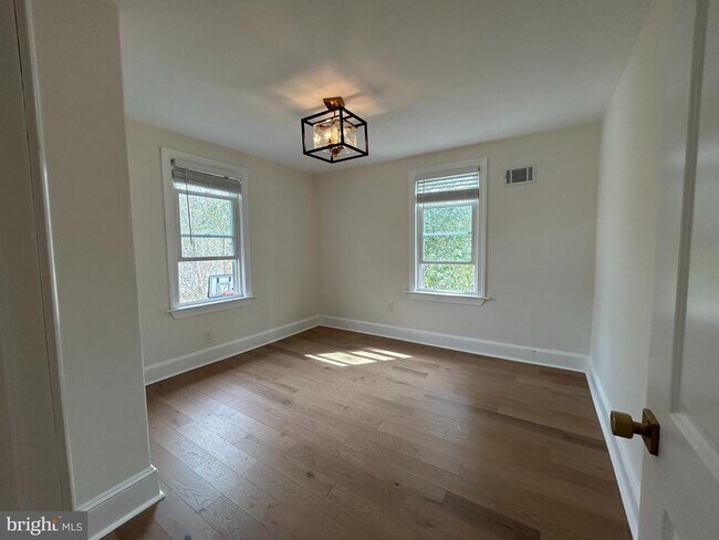 Building Photo - 5 Locust St