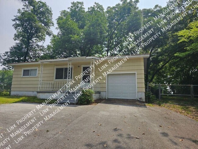 Building Photo - Don't Miss this Charming 2 bedroom with Ga...